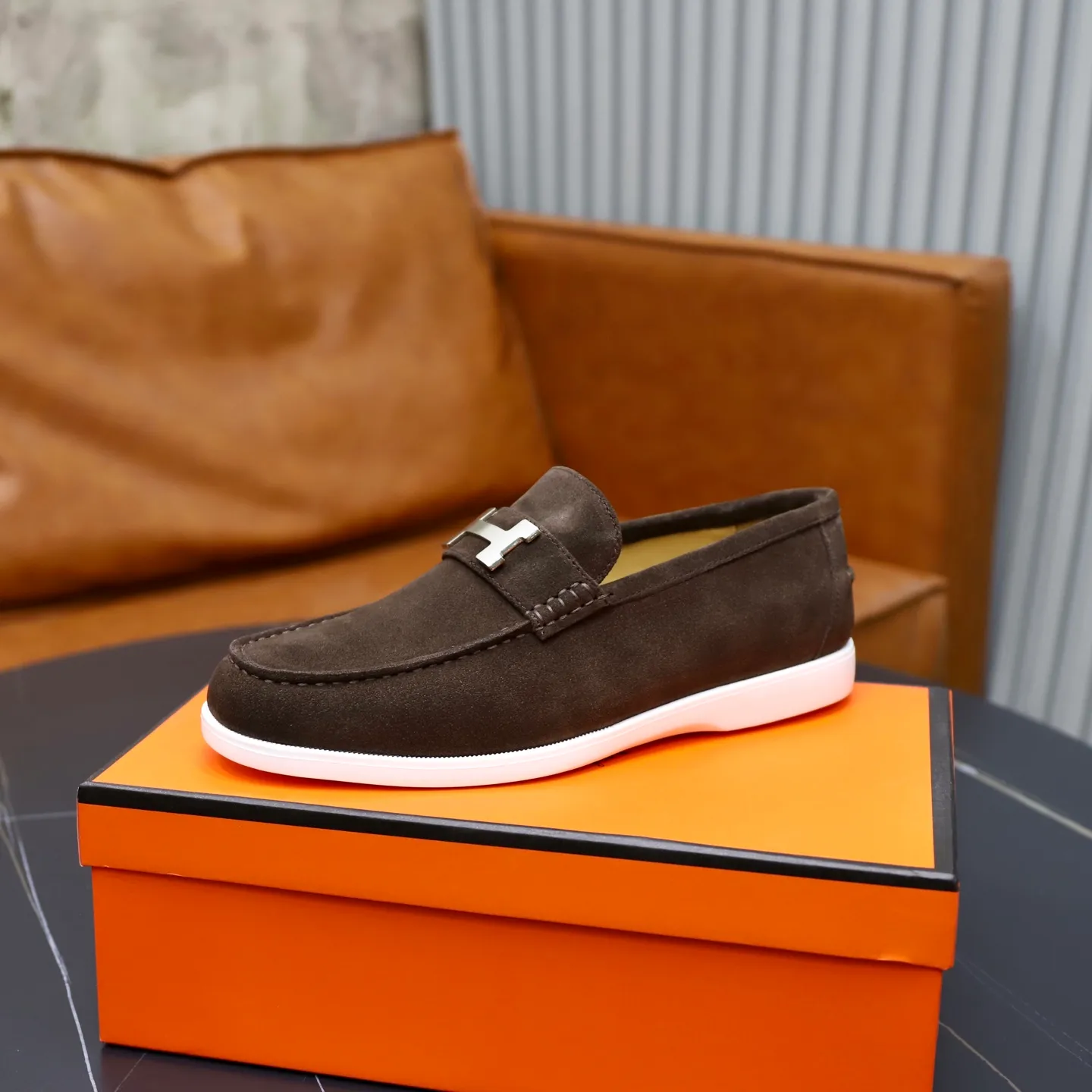 Ex-factory price: 540💰Hermès/Hermès slip-on men's shoes. This shoe is made of imported cow suede leather, with simple and smooth lines, and a 3CM rubber foam ultra-light sole combined with aerodynamic design! Youthful and fashionable, H button decoration, contrasting leather embellishment on the heel, calf lining to gently wrap your feet, with embossed logo cowhide feet, leather rock strips, casual and urban style, highlighting youthful vitality, sports and leisure version, super versatile Size number: 38-39-40-41-42-43-44 Standard leather shoe size (45 can be customized but does not support returns)